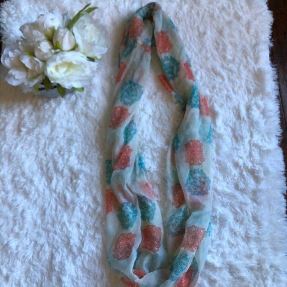 Chic Lightweight Infinity Scarf with Colorful Hexagon Print